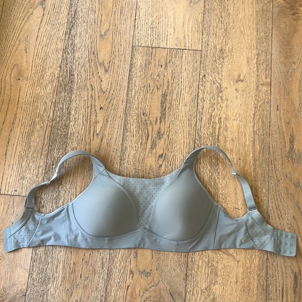 Never worn lululemon sports bra